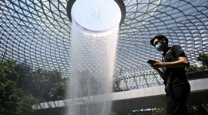 Singapori, si përpjekje për t’i kthyer njerëzit në normalitet, bëhet vendi i parë në botë, që ndaloi numërimin e rasteve të infektuara me koronavirus