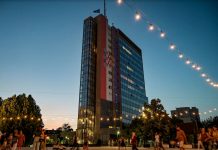 Shenjë falënderimi, ngjyrat e flamurit të Kroacisë ndriçojnë ndërtesën e Qeverisë së Kosovës