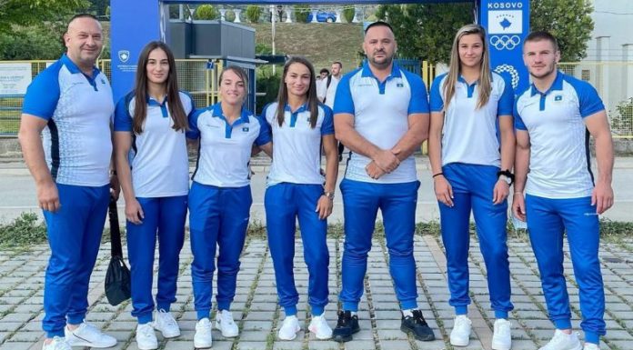 PRESIDENTJA OSMANI I DORËZON FLAMURIN SHTETËROR EKIPIT OLIMPIK