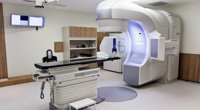 SHSKUK: NË KLINIKËN E ONKOLOGJISË FILLON PUNA ME APARATIN E RI
