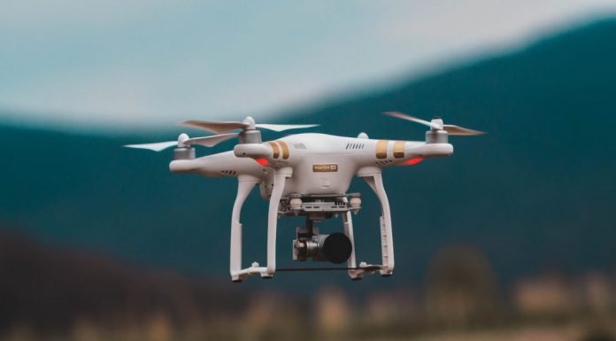 INTELIGJENCA ARTIFICIALE, DRONI AUTONOM FITON GARËN NDAJ DY PILOTËVE