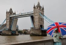 “Tower Bridge” në Londër rihapet pas problemeve teknike