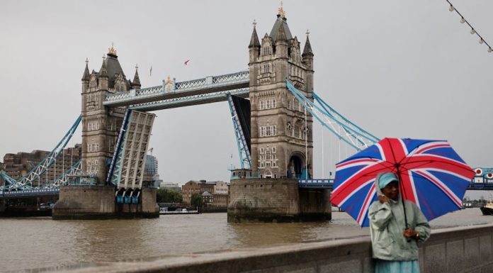 “Tower Bridge” në Londër rihapet pas problemeve teknike