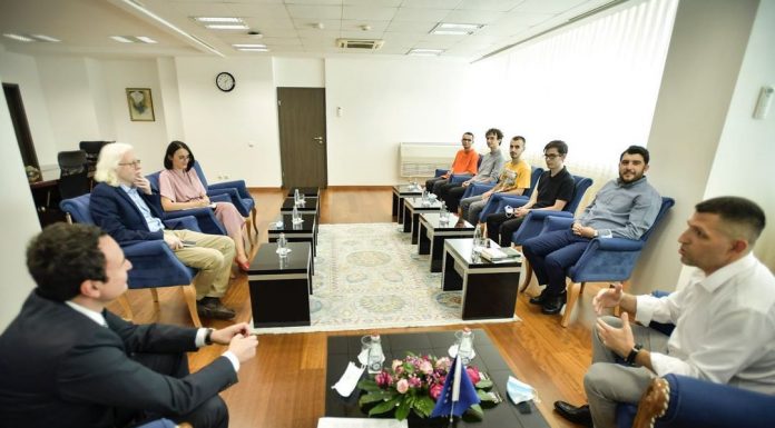 Kurti pret matematicientët e rinj: Vështirë që në kryeministri ka pasur ndonjëherë më shumë zgjuarsi sesa sot