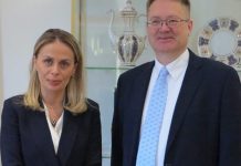 ABOTT PREMTON PËRKRAHJE PËR GJYKATËN KUSHTETUESE