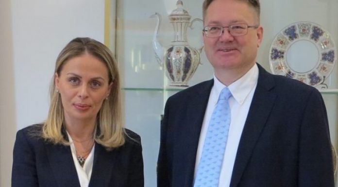 ABOTT PREMTON PËRKRAHJE PËR GJYKATËN KUSHTETUESE