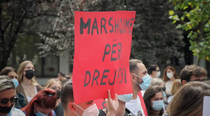 “Vrasja e grave të trajtohet me urgjencë”, qytetarë e aktivistë protestuan para Ministrisë së Drejtësisë