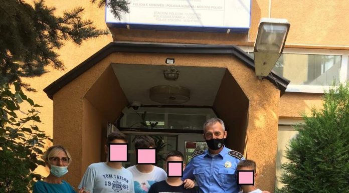 Gjest i mirë i katër të rinjve, kuletën e gjetur e dorëzojnë në polici