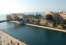 Qyteti mes dy deteve