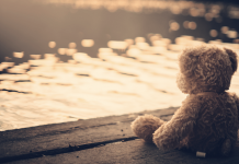 Këshilla të mira se si duhet të sillemi me fëmijët kur njëri nga prindërit e tyre nuk jeton më