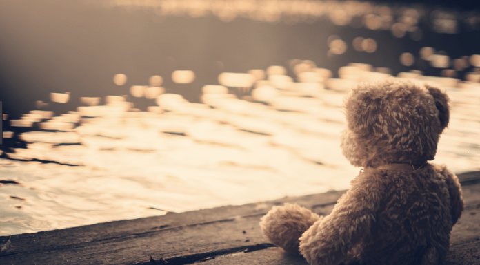 Këshilla të mira se si duhet të sillemi me fëmijët kur njëri nga prindërit e tyre nuk jeton më