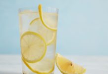 Kur është koha e duhur për të pirë ujë me limon, efekti që ka në mëngjes