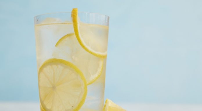 Kur është koha e duhur për të pirë ujë me limon, efekti që ka në mëngjes