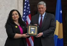 Osmani ia dorëzon Ambasadorit të ShBA-së Medaljen Presidenciale për Beau Biden