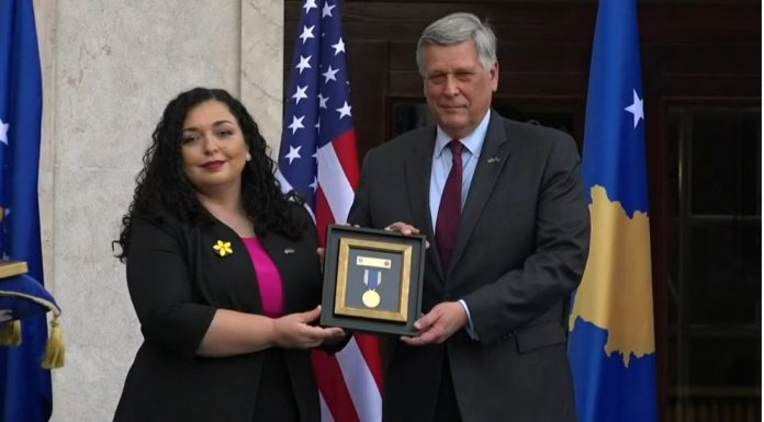 Osmani ia dorëzon Ambasadorit të ShBA-së Medaljen Presidenciale për Beau Biden