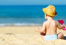 Cilat orë janë ideale për foshnjën në det