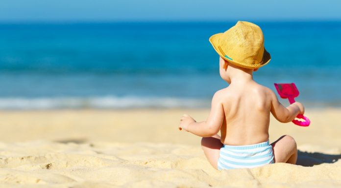 Cilat orë janë ideale për foshnjën në det