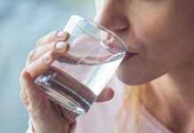 Hidratimi i trupit tonë/ Kur dhe sa ujë duhet të pimë