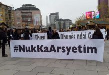 THIRRET PROTESTË PAS VRASJES SË 18-VJEÇARES NË FERIZAJ