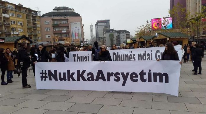 THIRRET PROTESTË PAS VRASJES SË 18-VJEÇARES NË FERIZAJ