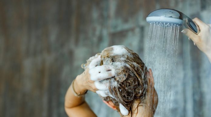 Shkuma e shampos dëmton flokët, ja sa herë në javë duhet t’i lajmë