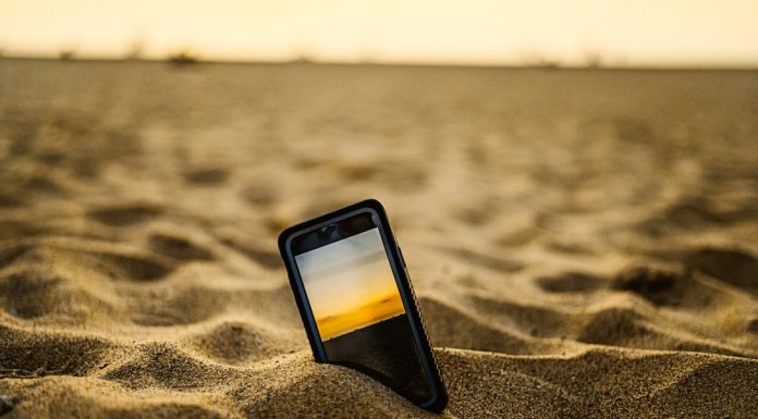 Si t’i mbroni smartphonët në plazh, këshilla praktike