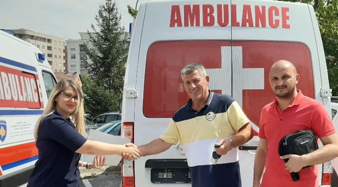 Ministria e Shëndetësisë shpërndan autoambulanca në QKMF-të e disa komunave