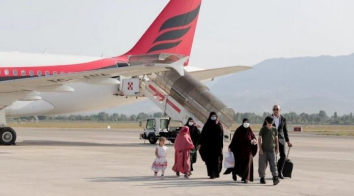 Riatdhesohen në Shqipëri 14 fëmijë dhe 5 gra që ishin në kampe në Siri