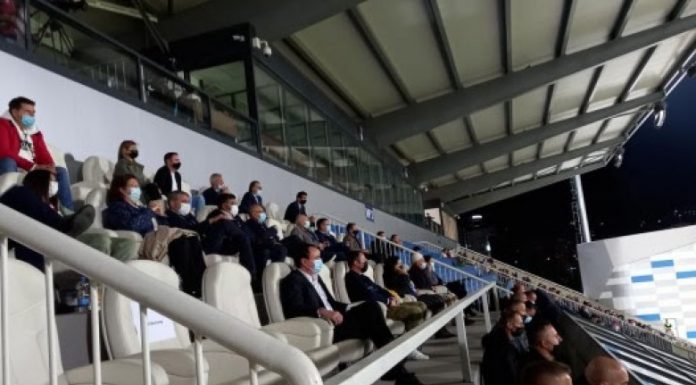 Kurti e Osmani së bashku në tribuna në ndeshjen Kosovë-Greqi