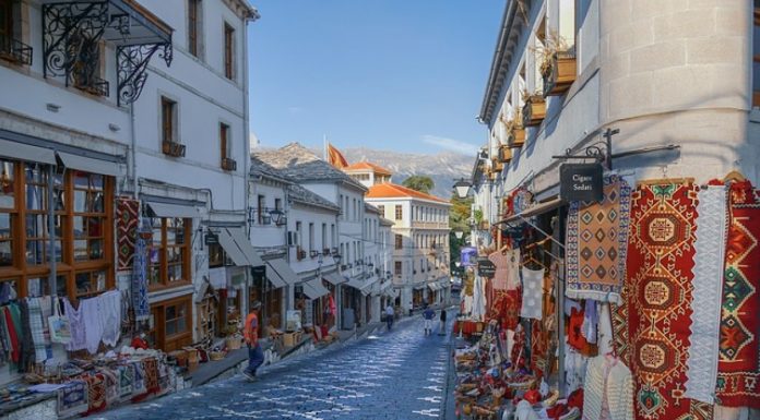 Sezon i mbarë në Gjirokastër, mbi 10 mijë vizitorë në muaj në qytetin e UNESCO-s