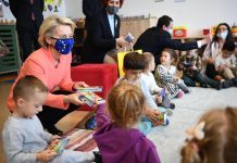 Von der Leyen dhe Kurti në mes të fëmijëve në kopshtin e ndërtuar me fondet e BE-së