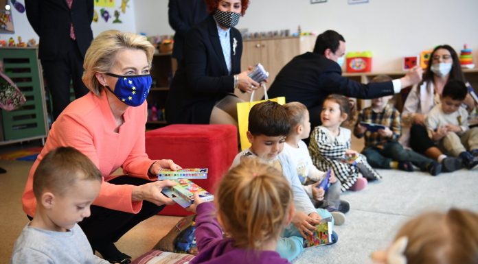 Von der Leyen dhe Kurti në mes të fëmijëve në kopshtin e ndërtuar me fondet e BE-së