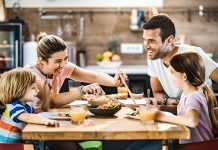 Përfitimet e të ngrënit së bashku si familje