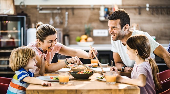 Përfitimet e të ngrënit së bashku si familje