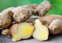 Tri arsye pse duhet të pini ujë me xhinxher në mëngjes