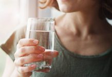 Çfarë ndodh me trupin tuaj kur pini 8 gota ujë në ditë