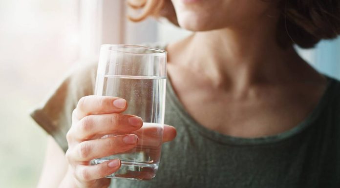 Çfarë ndodh me trupin tuaj kur pini 8 gota ujë në ditë