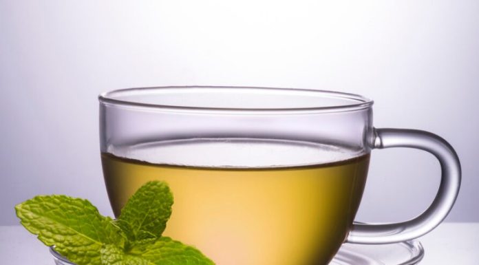 A është e shëndetshme të pini çaj jeshil para gjumit?