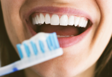 A mjafton larja e dhëmbëve për tre minuta?