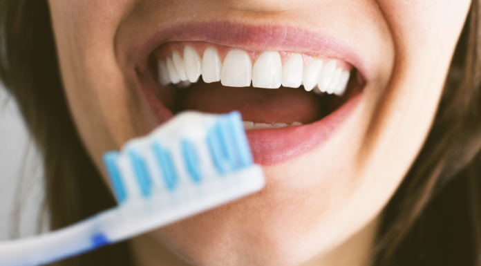 A mjafton larja e dhëmbëve për tre minuta?