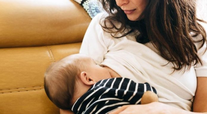 Foshnjat e ushqyera me qumësht gjiri më të mbrojtur nga obeziteti