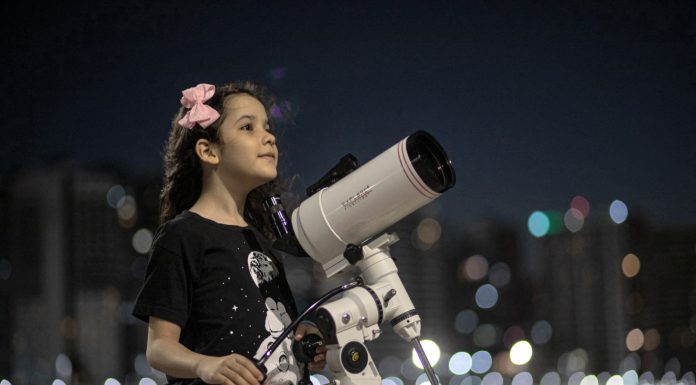 Njihuni me astronomen me të re në botë, ka identifikuar 18 shkëmbinj hapësinorë