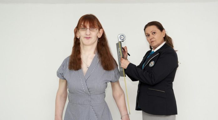 Gruaja më e gjatë në botë është 2,15 metra