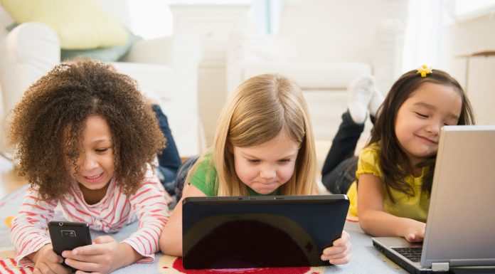 Këshilla dhe udhëzime që  ndihmojnë fëmijët për një lundrim të sigurt në internet