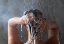 Sa është normale rënia e flokëve gjatë larjes?