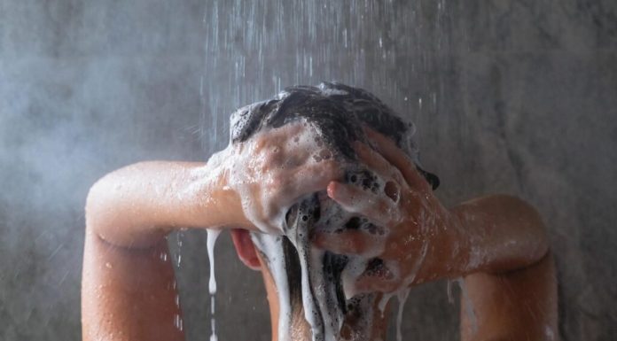 Sa është normale rënia e flokëve gjatë larjes?