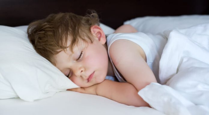 Mungesa e gjumit tek fëmijët dëmton trurin e tyre