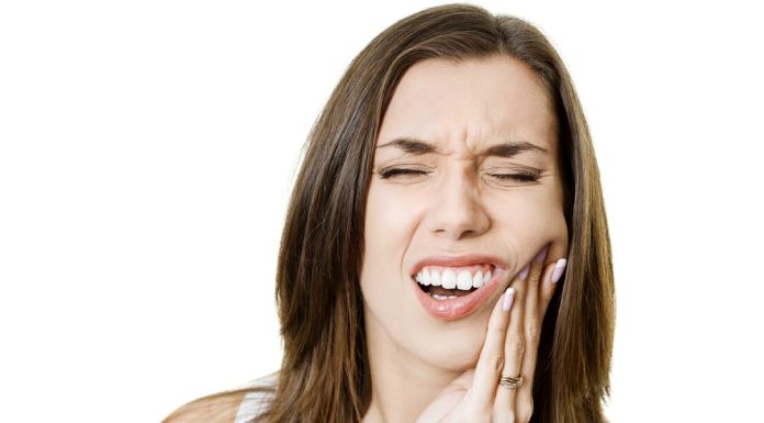 Dy zgjidhje natyrale për të kuruar dhimbjen e dhëmbit